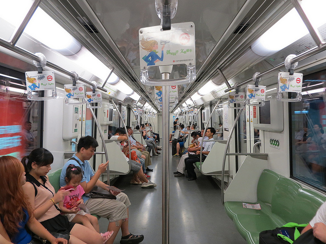上海地铁近期贴满「使用电子设备时禁止外放声音」的告示。网图