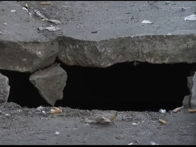 一名黑人男子在纽约市布朗克斯区步行时，遇上地陷，堕进布满老鼠的地洞中。CBS影片截图
