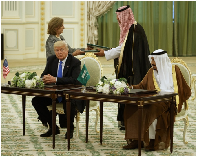 美国与沙特阿拉伯签署1100亿美元的军售协议。AP图片