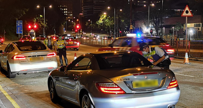 警方在西九龙截查车辆，打击酒驾和非法赛车等罪行。（警方Facebook）