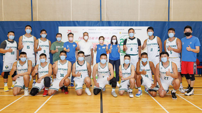 海關籃球隊與不同界別的球員切磋球技。香港海關fb圖片
