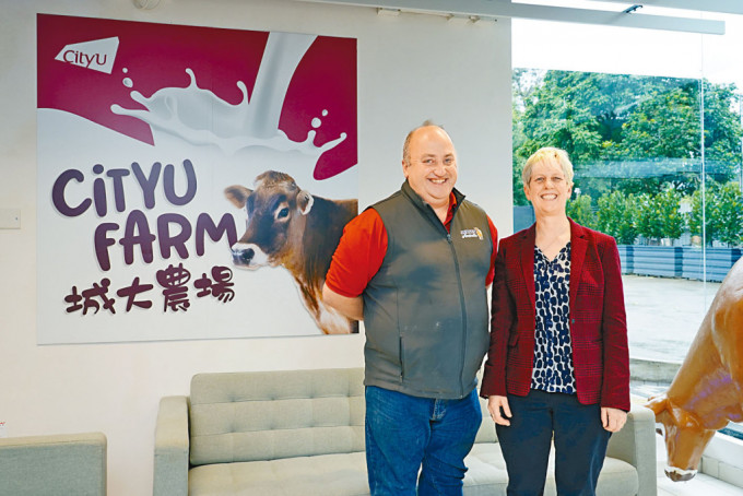 城大赛马会动物医学及生命科学院署理院长Vanessa Barrs（右）及农场经理Eryl Done（左）表示，城大农场既用作教学和研究用途，也希望成为可持续发展农业的示范。