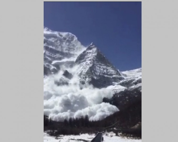 雪体由上一涌而下，场面十分震撼。网图