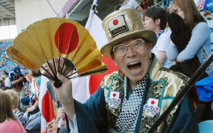 「奥运爷爷」从1964年的东京奥运以来，每届奥运都亲身到场为日本打气。