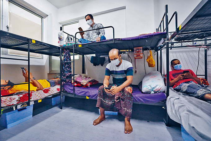 新加坡外勞在宿舍隔離。
