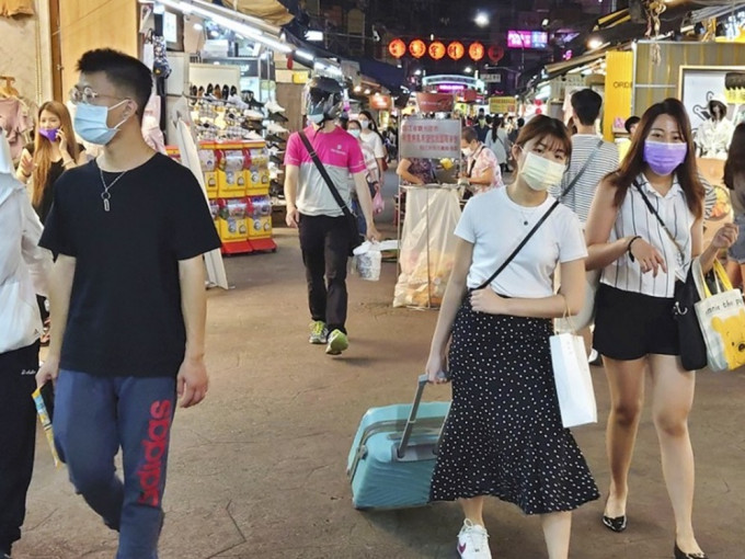 台湾新增54宗新冠肺炎本土个案，再有8人死亡。AP资料图片