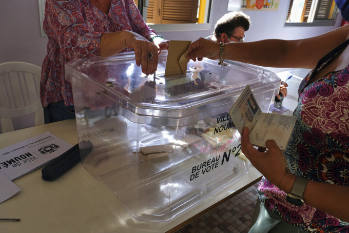 新喀里多尼亚独立公投，选民到票站投票。AP图片
