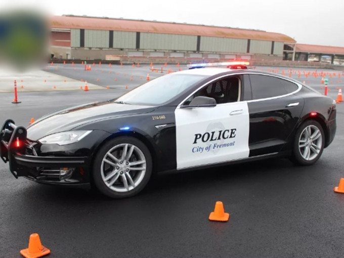 三藩市一辆Tesla 电动警车在飞车追贼途中，竟然电力不足。　网图