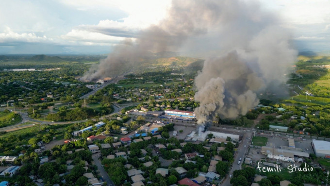 巴布亚新畿内亚首都骚乱，多处被纵火，冒出大量浓烟。路透社