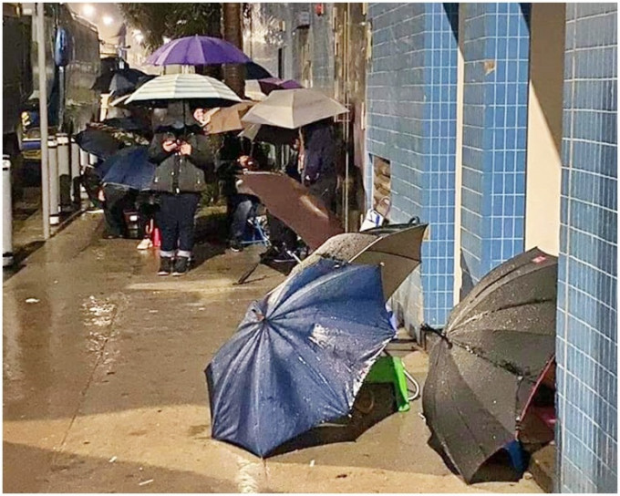 市民通宵冒寒冒雨轮筹。fb「大埔 TAI PO」图片