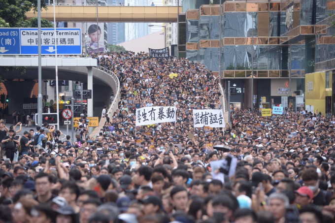 修订《逃犯条例》在港掀起示威浪潮。