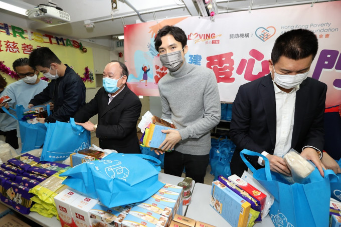 蔡加赞率领的「香港各界扶贫促进会」，为长者送上物资。受访者提供