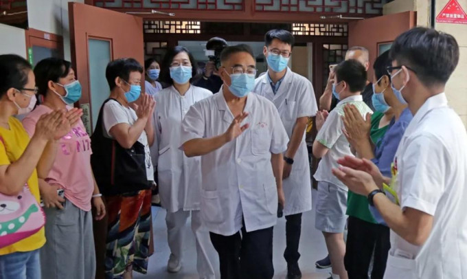 張伯禮院士今年1月參與領導天津醫護人員對抗Omicron疫情，上月24日實現第一輪疫情清零，為全國防治Omicron提供了「天津經驗」。 網上圖片
