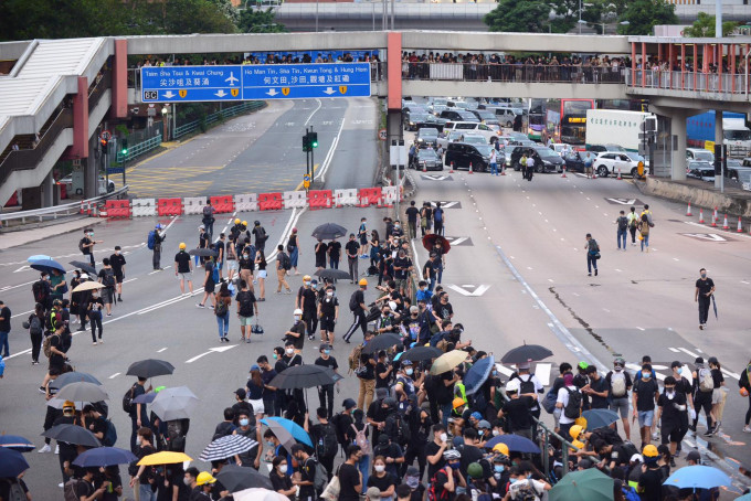 大批示威者傍晚冲出红隧九龙收费广场堵塞行车綫