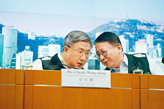 陈国基（右）指，政府总动员提前做好预防工作，将市民安全放于首位。（左）为副政务司司长卓永兴。