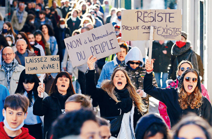 ■法國西南部城市巴約納的示威者，舉起寫有「不要控制人民」和「抵抗」的標語牌。