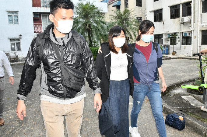 何忻诺昨午被5名探员押返大围新村村屋寓所蒐证。