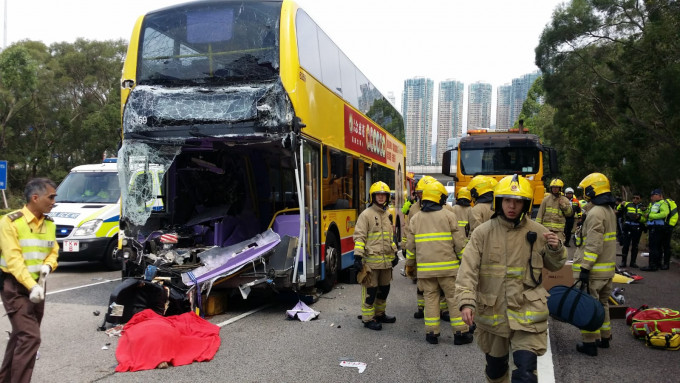 城巴西九龍快速公路撞貨車。