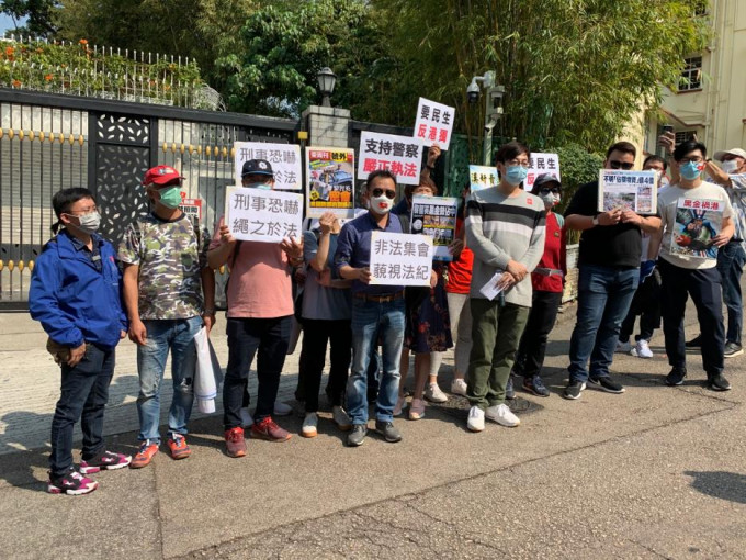 约20人到黎智英住所外抗议。