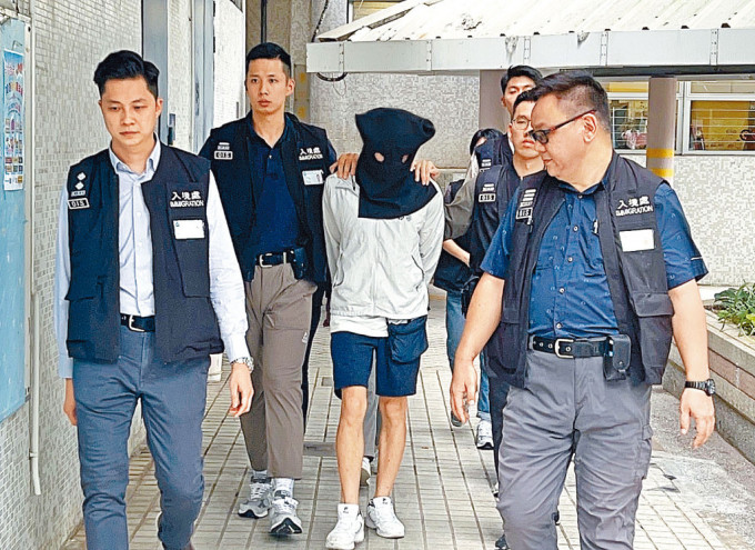 入境处人员在慈乐邨拘捕假结婚集团男主脑。