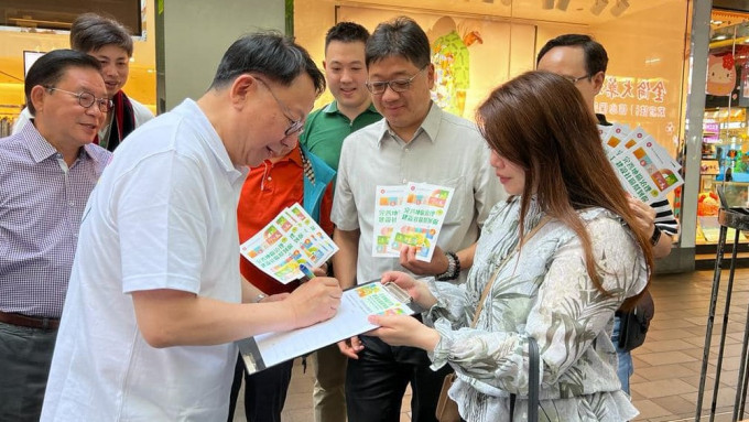 政務司司長陳國基到街站簽名支持完善地區治理建議。陳國基Fb圖片