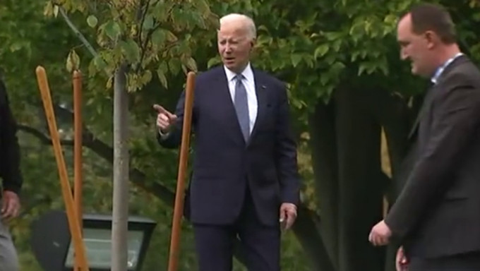 拜登被传媒拍到白宫草坪上走错方向，疑似迷路。