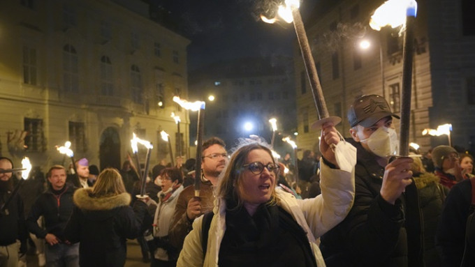 奧地利連日來仍有反對封城等抗疫措施的示威抗議。AP圖片