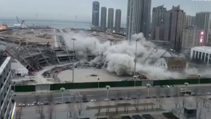 大连国际会展中心拆除时发生倒塌，造成4人死亡。