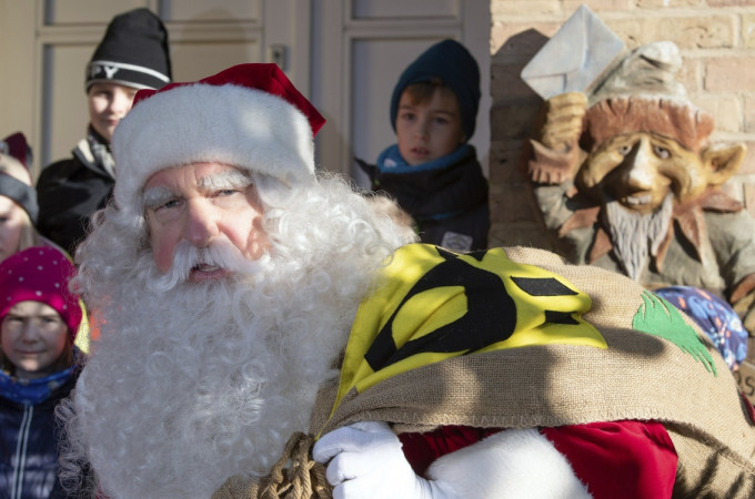 北美多地出現「聖誕老人荒」。AP資料圖片