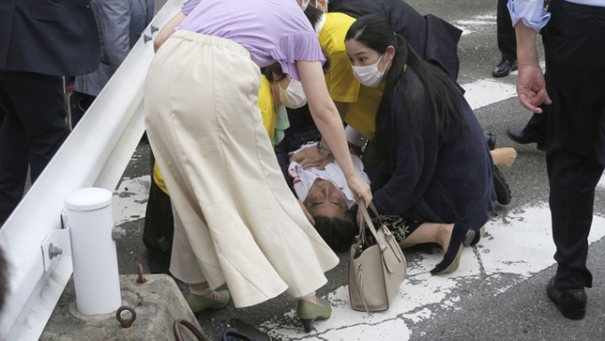 有份为安倍急救的医生中冈伸悟表示，对方在现场已心跳停止。AP资料图片