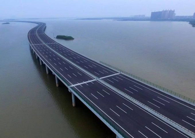大桥按高速公路标准设计为双向8车道。网图
