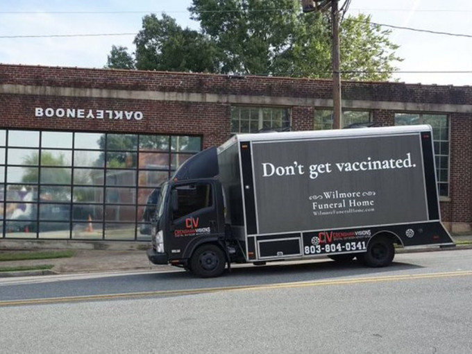 靈柩車寫上「別接種疫苗」標語，惹網民熱議。