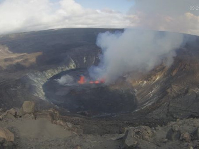 火山爆发后喷出熔岩及大量浓烟。USGS图片