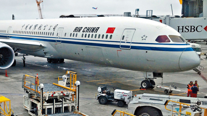 中国国际航空公司一架客机停泊在洛杉矶国际机场。资料图片