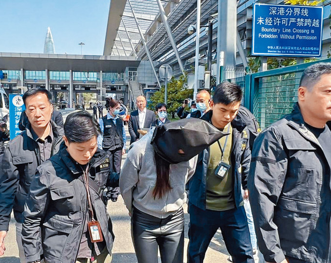 香港警方昨日在深圳灣口岸接收由內地執法機關送回的蔡天鳳案女疑犯。