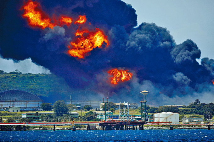 古巴馬坦薩斯省儲油基地的儲油罐，上周六爆炸冒煙。