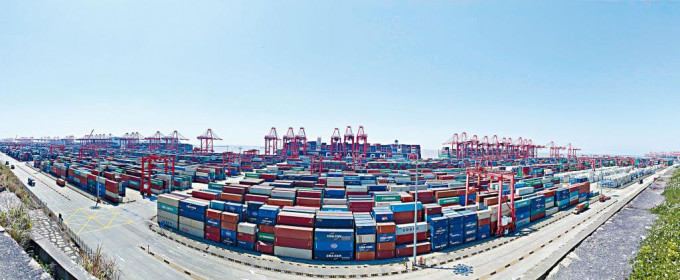 上海港生产运营如常，集装箱船未见拥堵。