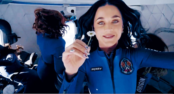 Katy在太空拿着代表女兒Daisy的雛菊，Daisy亦特別到場看着媽媽返回地球。