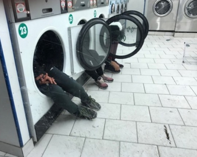 巴黎非裔流浪青年躲在洗衣店的乾衣機內避寒過夜。網圖
