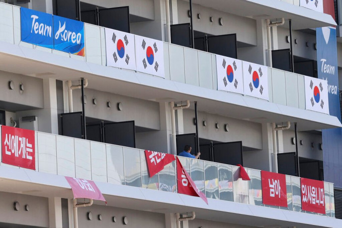 韓國代表團曾在圍欄掛上抗日名將李舜臣將軍金句。AP圖片