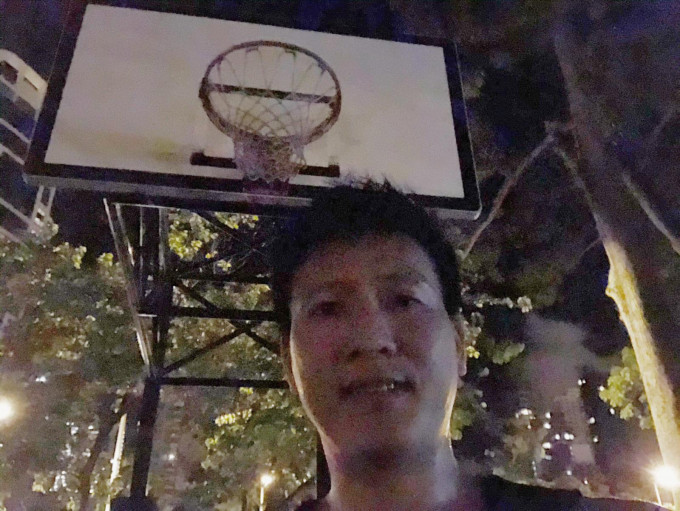 刘嘉豪今晨四时已赶赴篮球场打球。相片由受访者提供