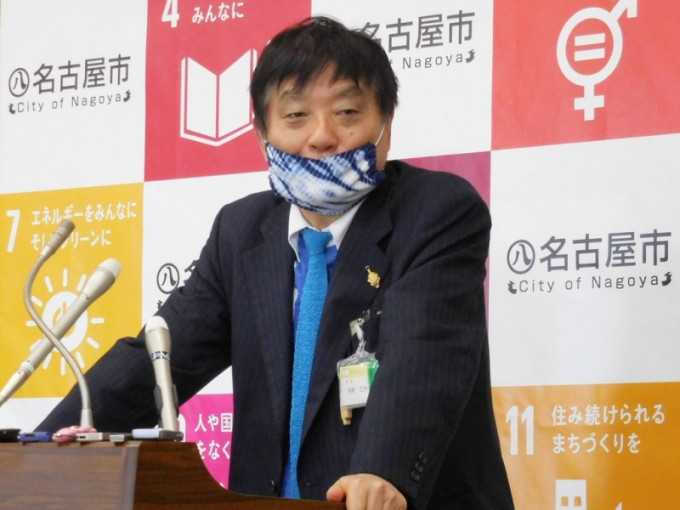 名古屋市长河村隆之举行记者会时，戴著这种「有松绞染」的手工口罩。(网图)