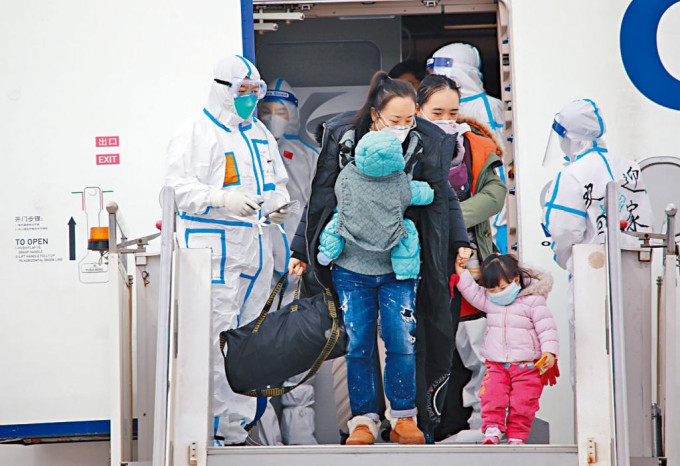 中國公民乘坐的臨時航班抵達蘭州中川國際機場