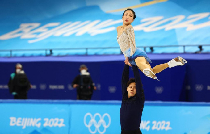 韩聪(下)与隋文静(上)承继了双人花滑传奇申雪与赵云博的金牌壮举。REUTERS