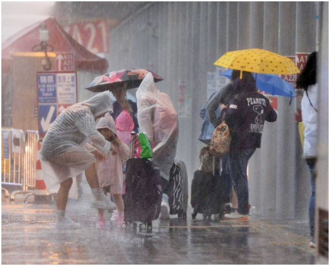 天文台提醒市民仍需继续对暴雨可能带来之危险提高警觉。