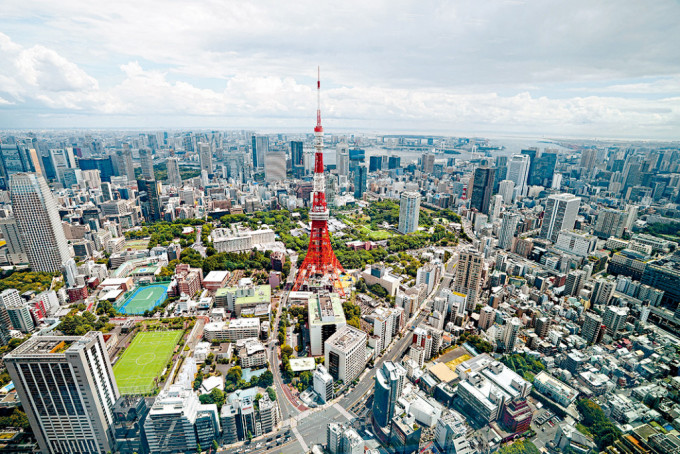 东京铁塔及周边建筑物。