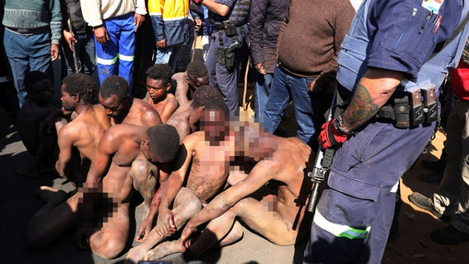 南非女模特遭非法矿工性侵案引发民愤，有非法矿工遭「私了」。路透社图片