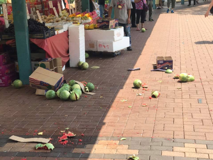 現場遺下一堆西瓜，部份已經破裂。北區靠北
 fb 圖片