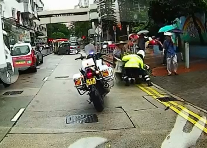 交通警員落車幫老婦推垃圾車。網民Cheung Michael圖片