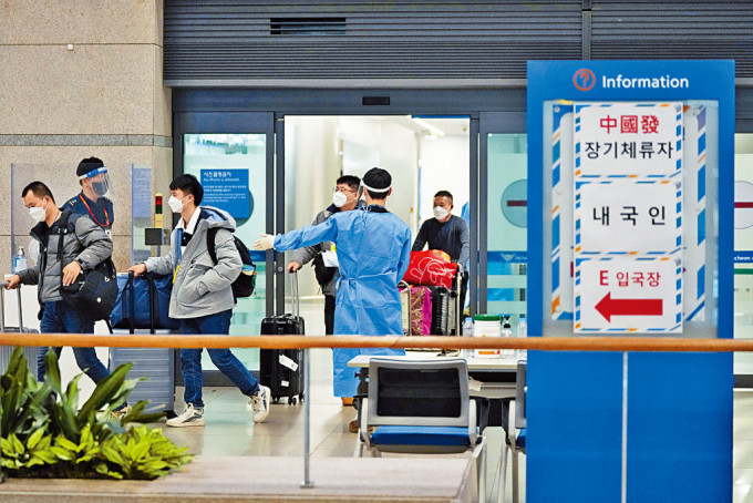 来自中国的旅客抵达韩国仁川国际机场。